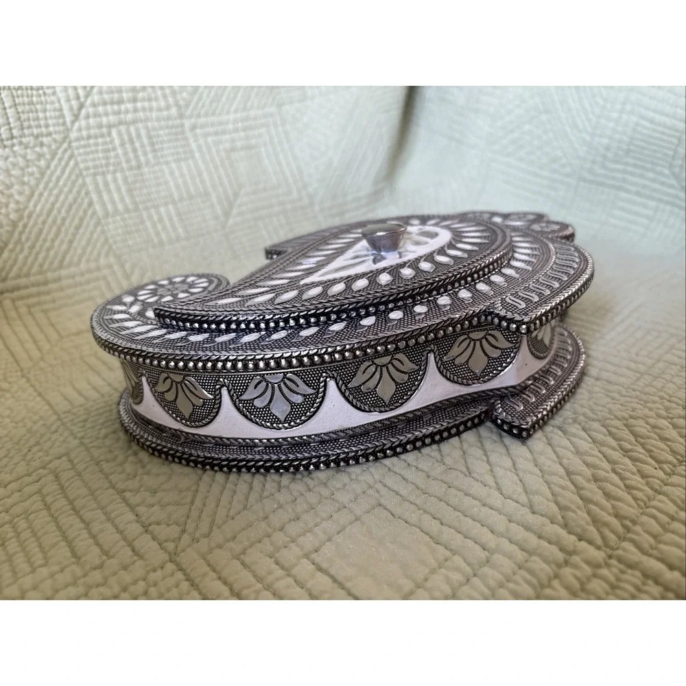 Vintage Silver Tone Paisley Trinket Jewelry Box Divided w/Lid Intricate 8.25